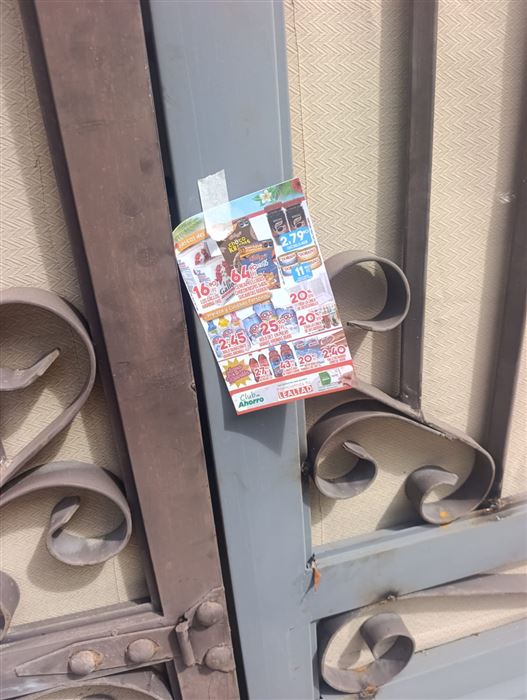 Volante entregado en la puerta de una casa en Guaymas